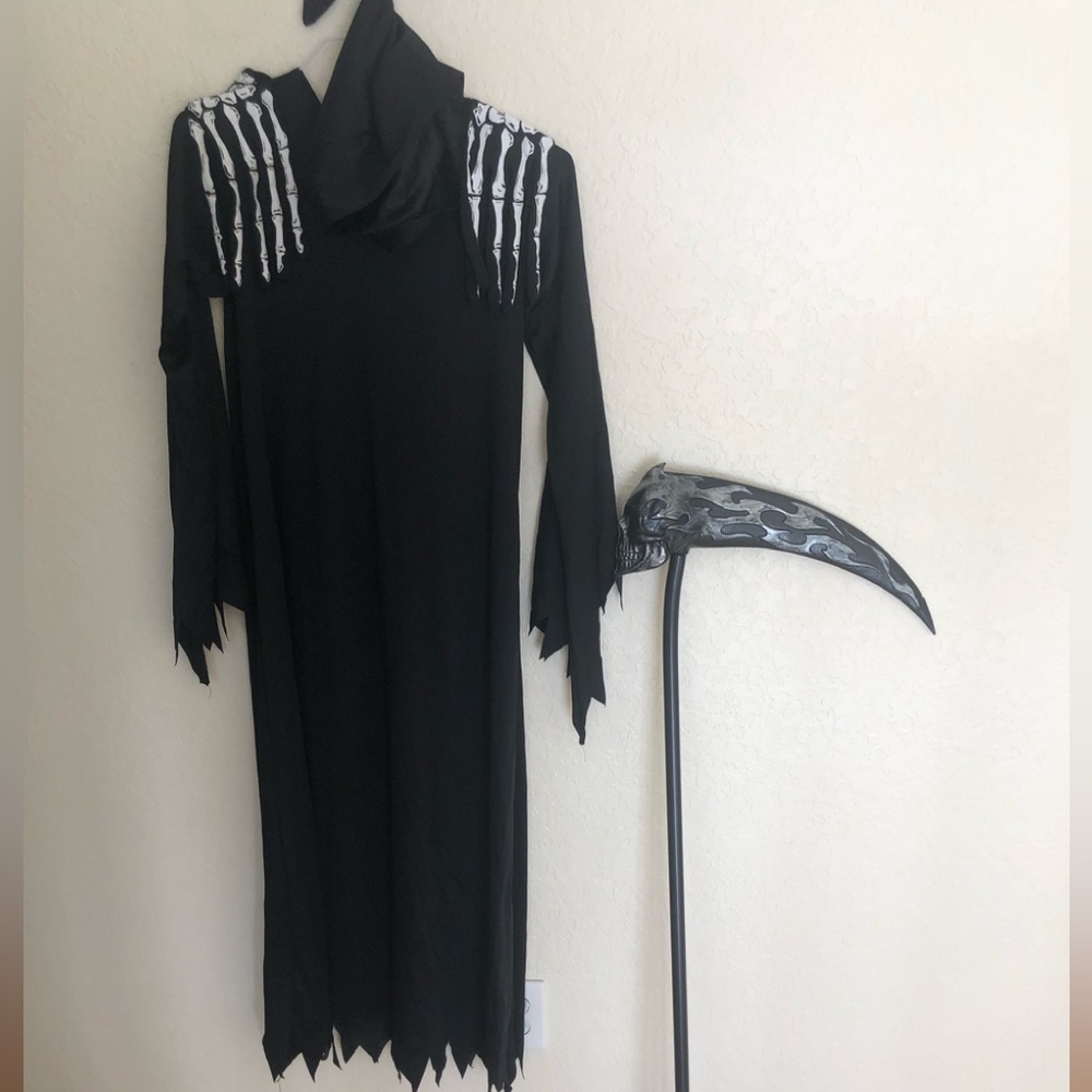 Spirit Halloween kids XL 14-16 Grim Reaper Costume, robe, hood and gloves only